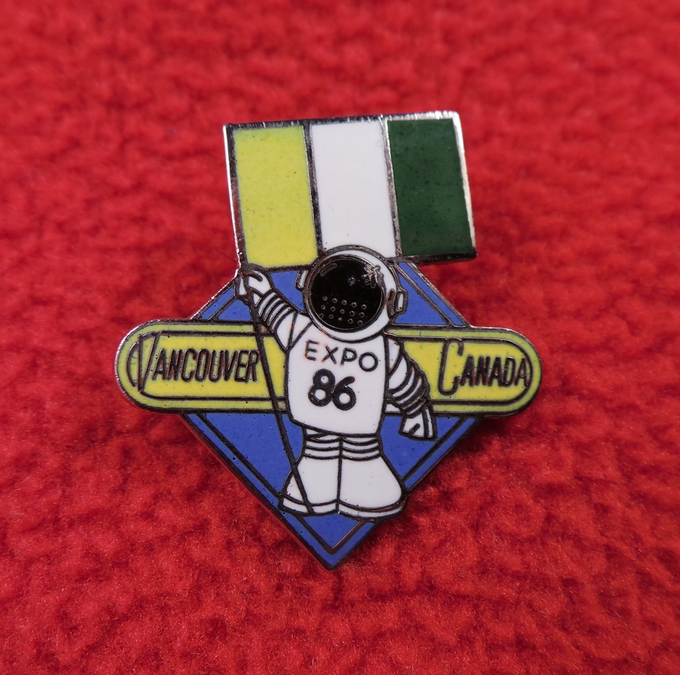 Expo 86 Ernie Holding Nauru Pavilion Flag Vancouver Canada Collectible Pin  Us1